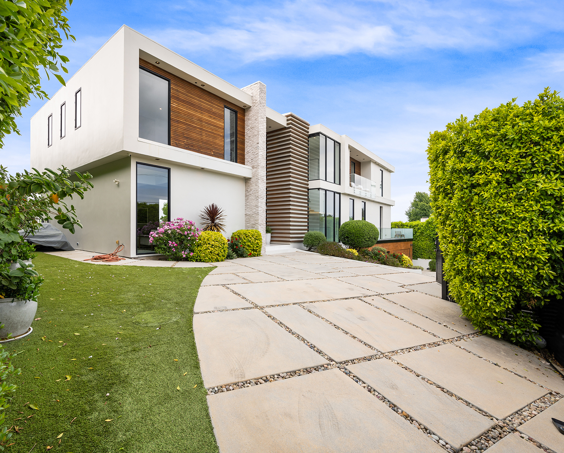 House with nice garden